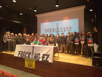 Fracking Ez eta Berriztu plataformetako ordezkariak, gaurko agerraldian. (@Ion_Salgado)