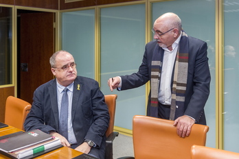 Joseba Egibar charla con José Antonio Pastor al inicio de la reunión. (Juanan RUIZ/ARGAZKI PRESS)