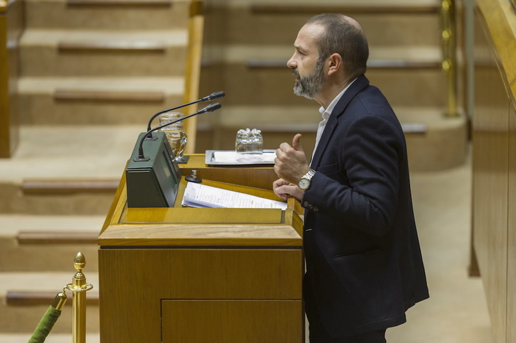 José Ramón Becerra, parlamentario de Podemos, ha defendido la creación de la comisión. (Juanan RUIZ / ARGAZKI PRESS)