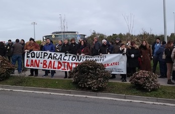 Alrededor de 90 trabajadores de Tracasa y Tracasa Instrumental se han manifestado en las puertas de sus empresas.