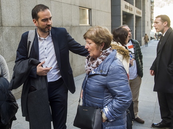 Iñaki Soto, director de GARA, junto a Fina Liceranzu, madre de Iñigo Cabacas durante la vista por la demanda de «Ugarteko». (Luis JAUREGIALTZO | ARGAZKI PRESS)