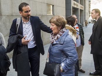 Iñaki Soto, director de GARA, junto a Fina Liceranzu, madre de Iñigo Cabacas durante la vista por la demanda de «Ugarteko». (Luis JAUREGIALTZO | ARGAZKI PRESS)