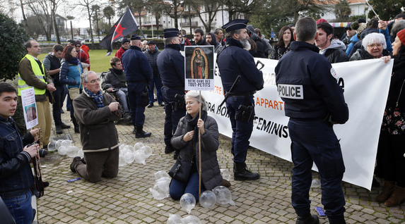 Naiz Hedabidea Zara Les Prières De Rue Sous Une Pluie De - 