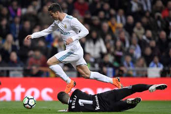 Ronaldo Rulli atzean utziz. (GABRIEL BOUYS | AFP)