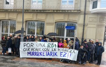 Representantes de ecolectivos de Araba y Bizkaia se han concentrado este mediodía ante el Parlamento de Gasteiz. (@goikodeustu)