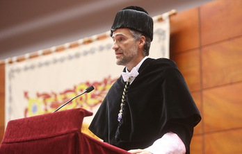 El rector de la UPNA, Alfonso Carlosena, en un acto oficial del centro. (UPNA)