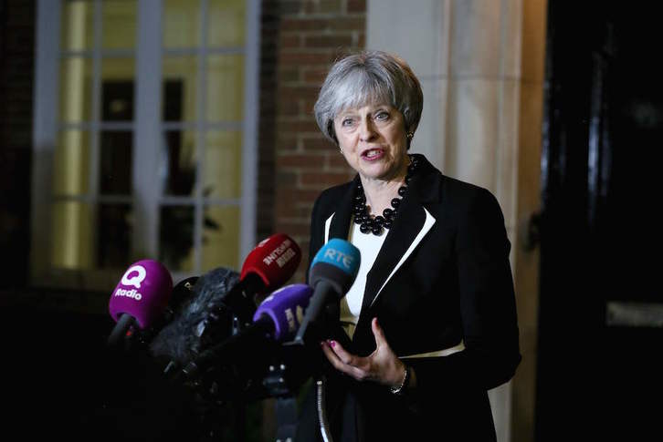 Comparecencia de Theresa May ante el Palacio de Stormont. (Paul FAITH / AFP)