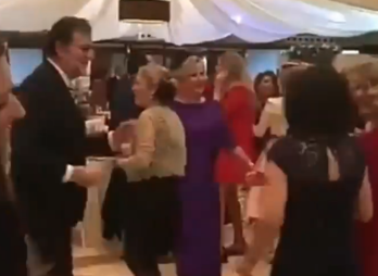 Pillan a Rajoy bailando en una boda.