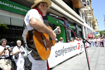 Fermin Balentzia, durante el homenaje a Germán Rodríguez en los sanfermines de 2013. (Idoia ZABALETA / ARGAZKI PRESS)