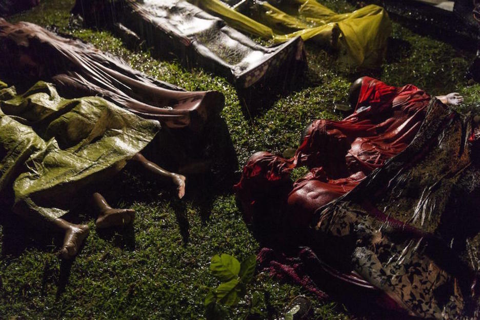 Cadáveres de refugiados rohingyas yacen en el suelo tras naufragar el barco en el que iban a huir. (Patrick BROWN)