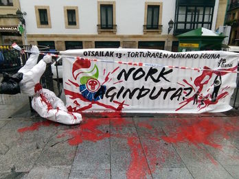 Pancarta contra la tortura colocada en Bilbo. (@ErnaiBilbo)