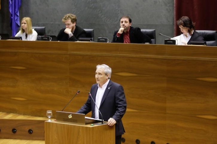 El consejero Aranburu ha defendido en la Cámara las Cuentas de Nafarroa de 2016. (PARLAMENTO DE NAFARROA)