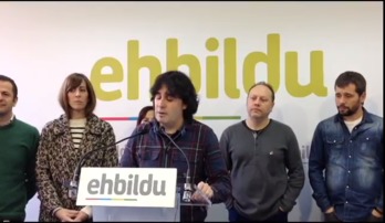 Ediles y junteros de EH Bildu en el área metropolitana de Bilbo han comparecido en rueda de prensa.