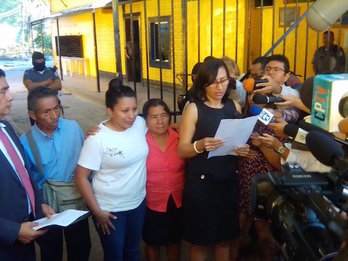Teodora Vásquez, con camiseta blanca, a su salida de la cárcel. (@albertopradilla)