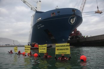 Activistas de Greenpeace encaramados a los amarres del barco Bahri Tabuk. (GREENPEACE) 