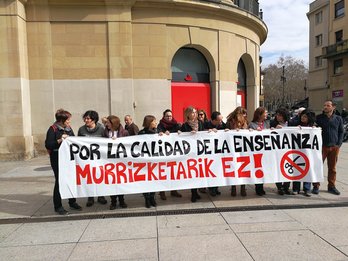 Todos los sindicatos con representación en Eduación han acudido a las puertas del Palacio de Nafarroa. (@MartxeloDiaz)