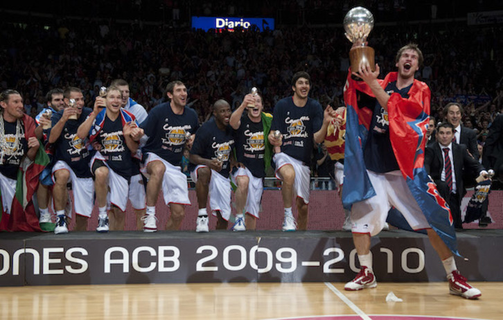 Splitter alza el trofeo de campeones de la ACB en la temporada 2009-2010. (Raúl BOGAJO / ARGAZKI PRESS)