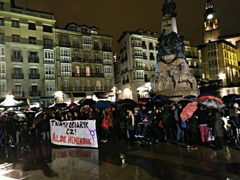 Concentración celebrada este lunes en Gasteiz. (@Transbollomarik)