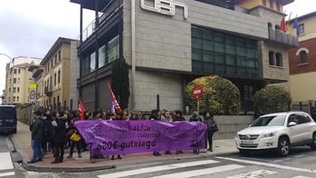 Concentración de afialiadas y delegadas de LAB ante la CEN para denunciar la brecha salarial entre hombres y mujeres. (LAB)