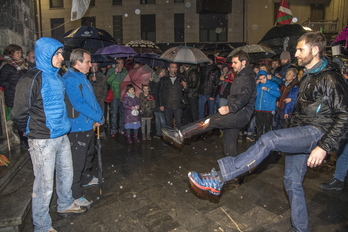 Imagen del recibimiento a Otaño e Igerategi tras seis años encarcelados. (Andoni CANELLADA / ARGAZKI PRESS)