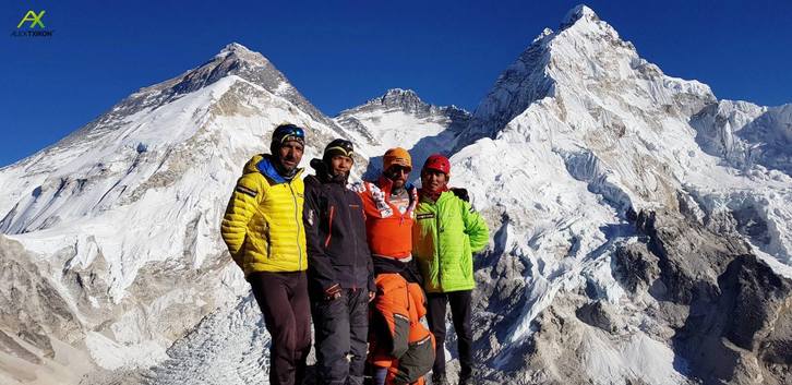 Alex Txikon, junto a su equipo, en el Campo Base del Everest. (@AlexTxikon)