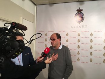 Patxi Zamora ha acudido al Senado, donde se ha reunido con el ministro Zoido. (@JonInarritu)