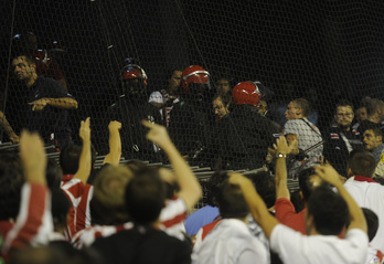 Aficionados del PSG en San Mamés. (Luis JAUREGIALTZO / ARGAZKI PRESS)