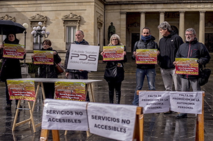 Miembros de la Plataforma por los Derechos Sociales de Gasteiz, esta mañana. (Jaizki FONTANEDA/ARGAZKI PRESS)