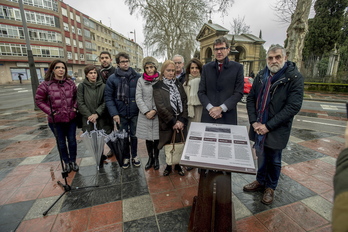 Santa Isabel hilerriaren kanpoaldean jarritako monolito bat izan da lau memoriaguneen artean lehena. (Jaizki FONTANEDA / ARGAZKI PRESS)