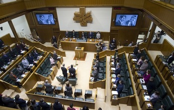 El pleno ha arrancado con un minuto de silencio en recuerdo de los parlamentarios Fernando Buesa y Enrique Casas, muertos por ETA y los Comandos Autónomos Anticapitalistas, respectivamente. (LEGEBILTZARRA)