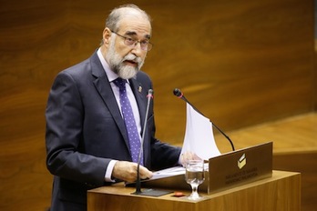 El consejero Domínguez, en su intervención para defender la sanidad navarra. (PARLAMENTO DE NAFARROA)