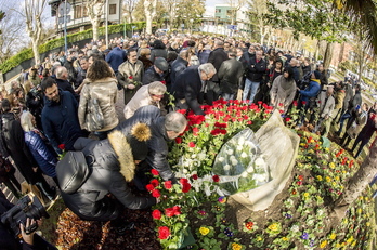 Ofrenda floral en recuerdo a Fernando Buesa y Jorge Díaz. (Jaizki FONTANEDA / ARGAZKI PRESS)