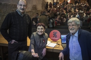 Los tres ponentes que han intervenido en la mesa redonda de Sanfermines 78 gogoan: Emilio Majuelo, Begoña Zabala y Josu Chueca. (Jagoba MANTEROLA/ARGAZKI PRESS)