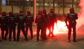 Agentes de la Ertzaintza, durante los incidentes de este jueves en Bilbo. (Luis JAUREGIALTZO / ARGAZKI PRESS)