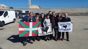 Joseba Iturbide, tercero por la derecha, tras quedar en libertad. 