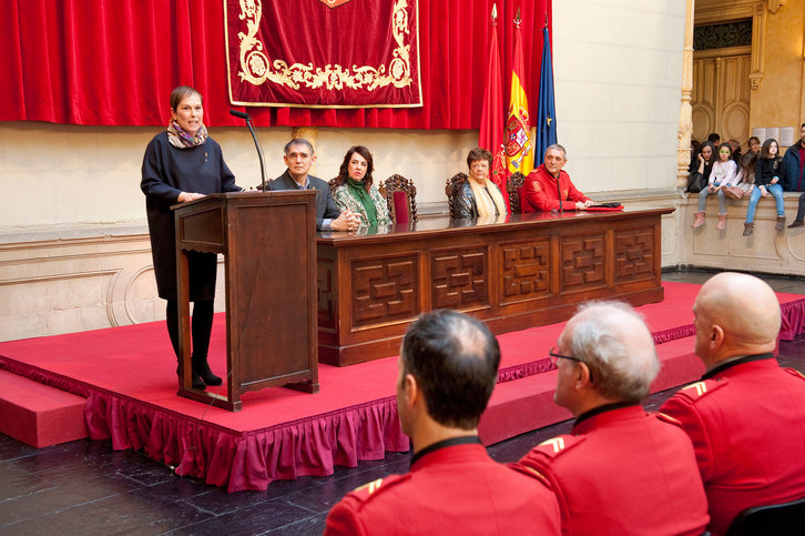 Uxue Barkos, durante su discurso en el Día de la Policía Foral. (GOBIERNO DE NAFARROA)