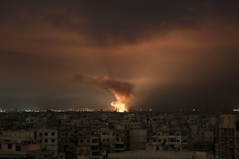 Una columna de humo tras un ataque aéreo en Ghuta Oriental. (Ammar SULEIMAN/AFP)