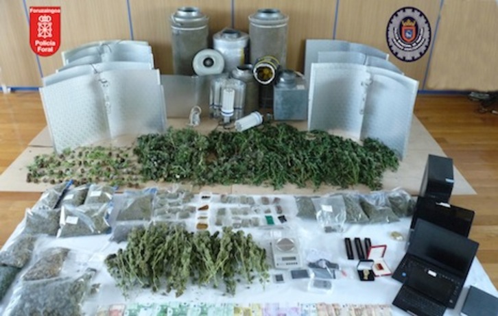 Instrumentos y droga incautada en la operación policial llevada a cabo en Iruñea y Barañain. (AYUNTAMIENTO DE IRUÑEA)