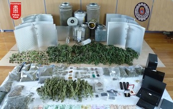 Instrumentos y droga incautada en la operación policial llevada a cabo en Iruñea y Barañain. (AYUNTAMIENTO DE IRUÑEA)