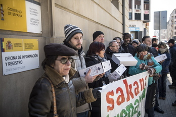 La plataforma Sakana Trenaren Alde ha presentado en la Delegación del Gobierno español en Iruñea 2.734 alegaciones. (Jagoba MANTEROLA / ARGAZKI PRESS)