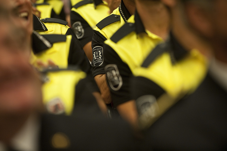 Entrega de acreditaciones y diplomas a la nueva promoción de agentes de la Policia Local de Gasteiz. (Raul BOGAJO / ARGAZKI PRESS)