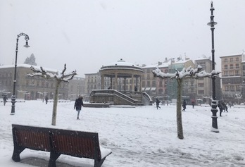 La plaza del Castillo, cubierta por la nieve.