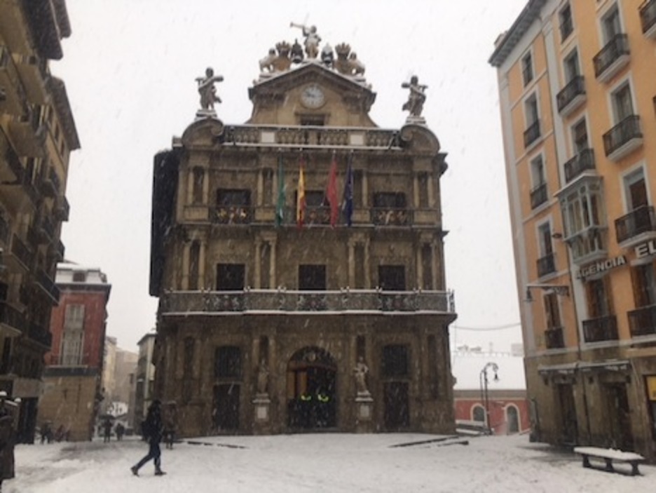 El Ayuntamiento de Iruñea, en una estampa plenamente invernal.