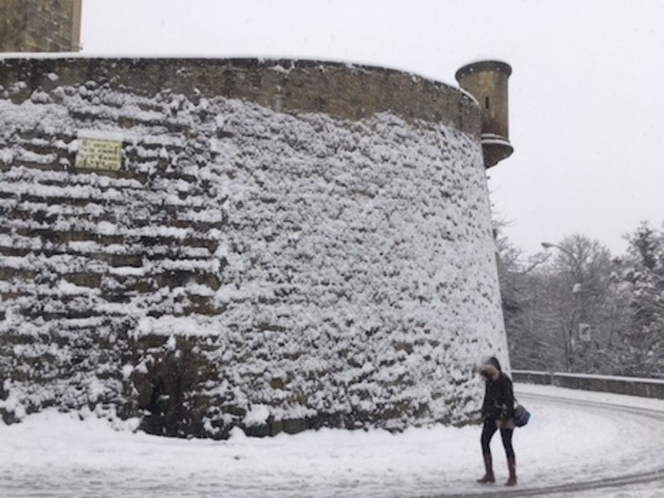 La muralla cercana a los corrales de Santo Domingo también está cubierta de nieve.