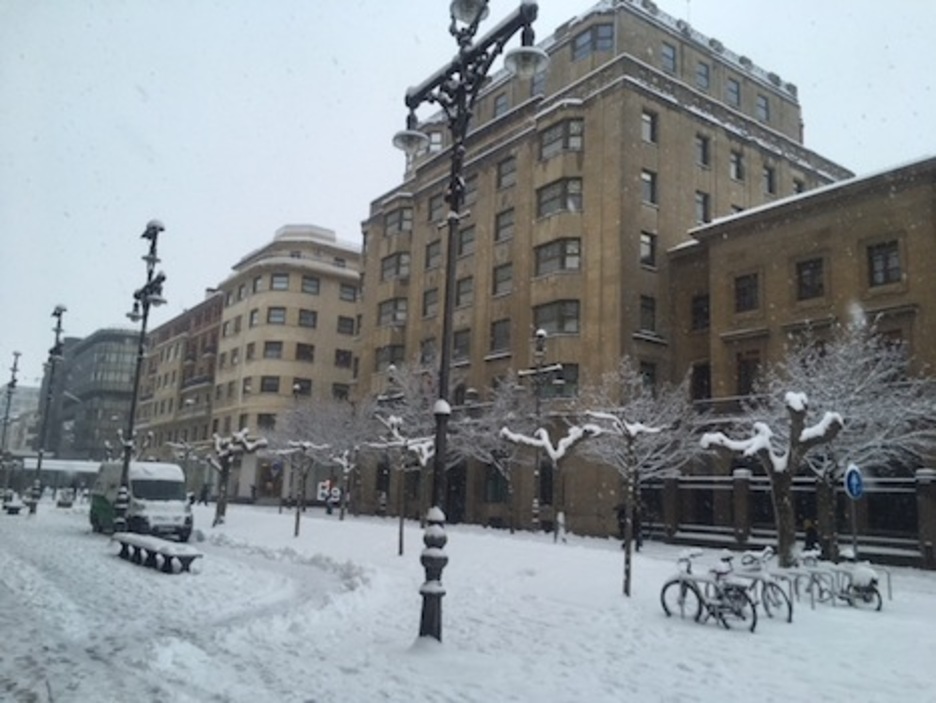 El edificio de Hacienda, con bicicletas cubiertas por la nieve.