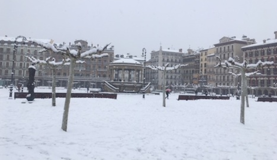 La plaza del Castillo, con más de cinco centímetros de nieve.