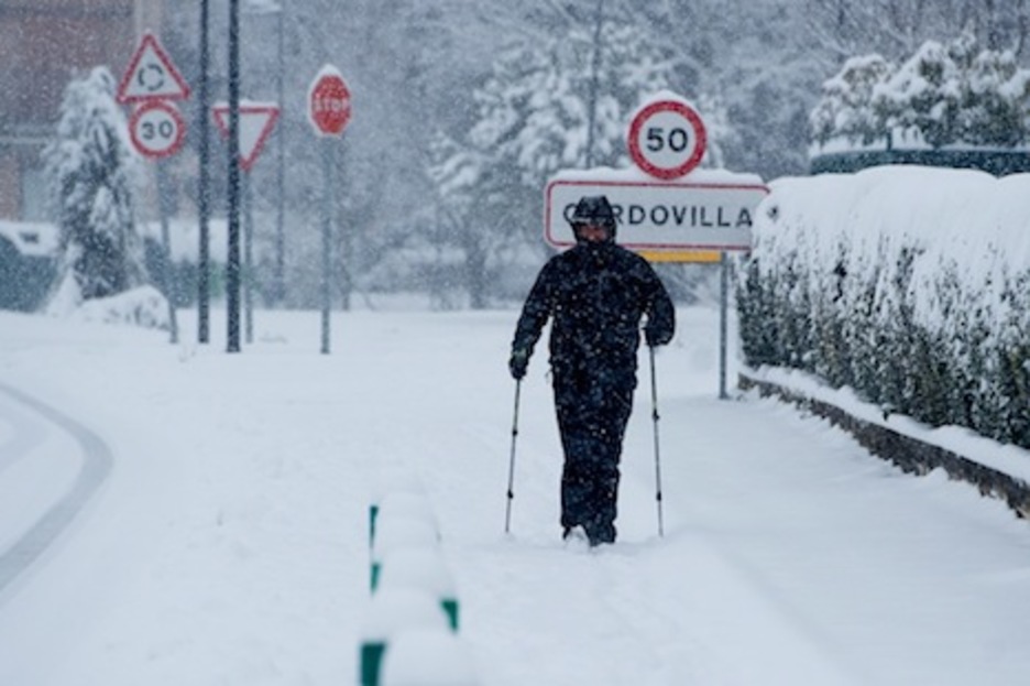Un caminante desafía la nevada. (Iñigo URIZ/ARGAZKI PRESS)
