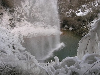 La cascada de Aizpun (valle de Goñi) se heló parcialmente en 2005. (Iñaki VIGOR)