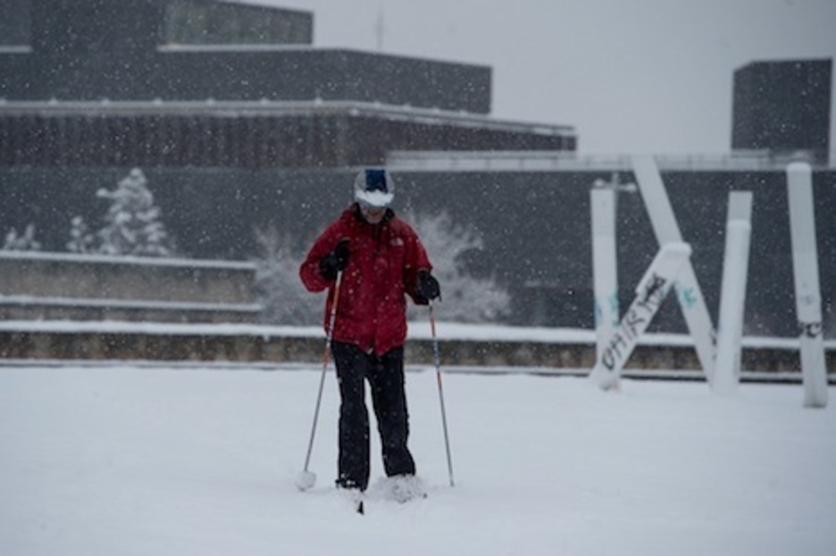 Un esquiador disfruta de la nieve en Baluarte. (Iñigo URIZ/ARGAZKI PRESS)