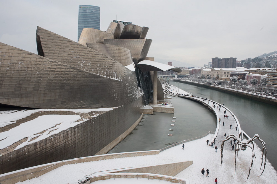 Guggenheim museoaren ezohiko irudia utzi du elurteak. (Monika DEL VALLE/ARGAZKI PRESS)